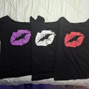 Off-Shoulder Lip Print Tee – Black Top in Purple, White, and Red Kiss Graphic